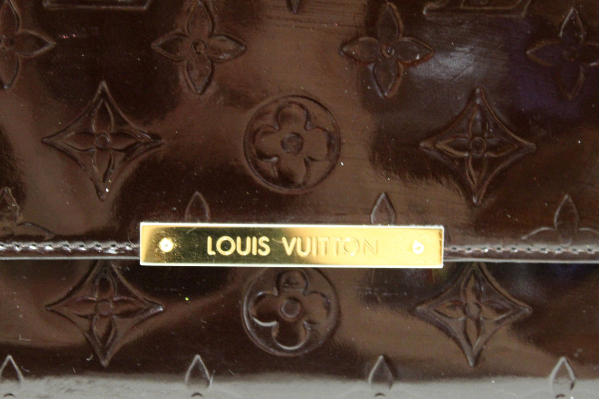 Louis Vuitton – Louis Vuitton Robertson Clutch Vernis Amarante – Queen  Station
