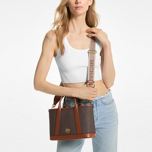 Michael Kors - Borsa a mano Luisa piccola con logo Brn/Lu | Italystation.com Shop Now at italystation.com