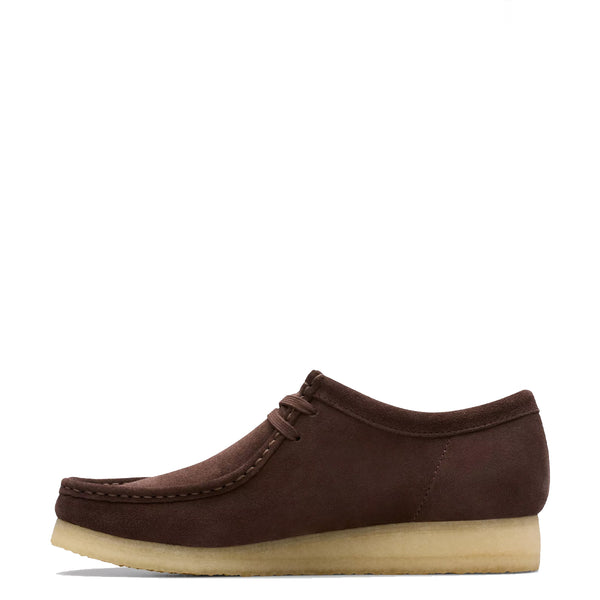 Clarks - scarpa wallabee dark brown suede - 26156606 - dark/bro | Italystation.com - Shop Now at italystation.com