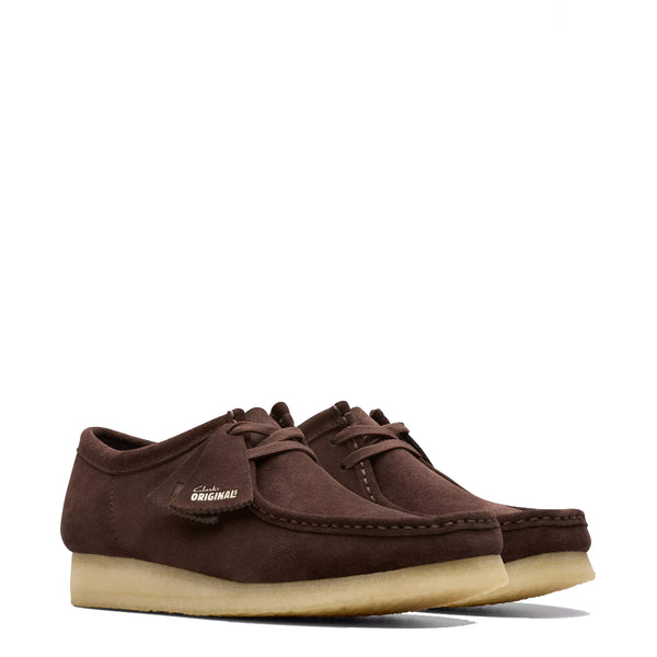 Clarks - scarpa wallabee dark brown suede - 26156606 - dark/bro | Italystation.com - Shop Now at italystation.com