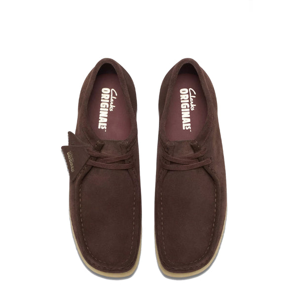 Clarks - scarpa wallabee dark brown suede - 26156606 - dark/bro | Italystation.com - Shop Now at italystation.com