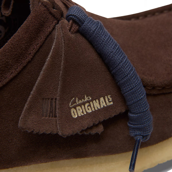 Clarks - scarpa wallabee dark brown suede - 26156606 - dark/bro | Italystation.com - Shop Now at italystation.com