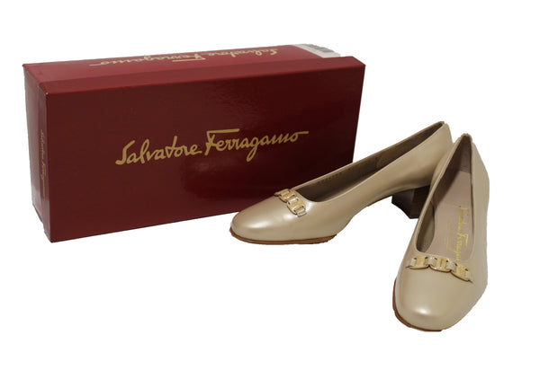 新的Salvatore Ferragamo Beige Calef Leather Pumps尺寸5.5b