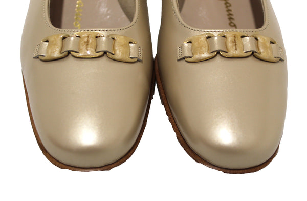 新的Salvatore Ferragamo Beige Calef Leather Pumps尺寸5.5b