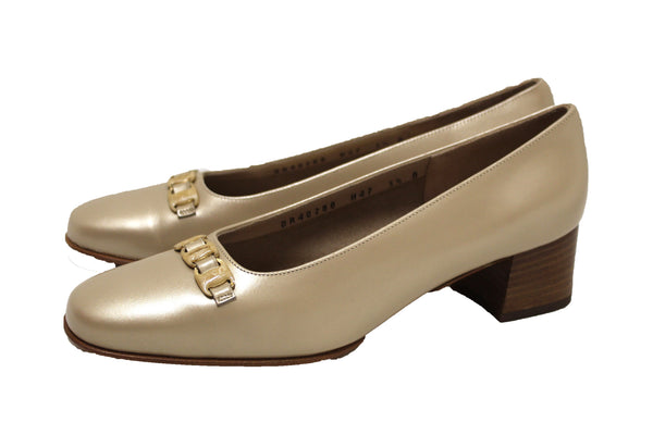 新的Salvatore Ferragamo Beige Calef Leather Pumps尺寸5.5b