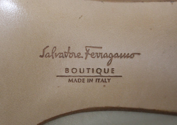 新的Salvatore Ferragamo Beige Calef Leather Pumps尺寸5.5b