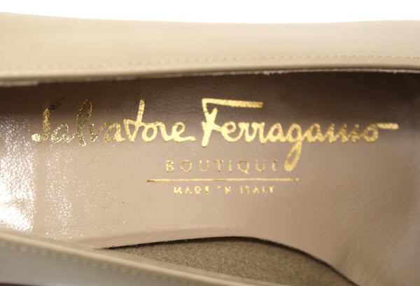 新的Salvatore Ferragamo Beige Calef Leather Pumps尺寸5.5b