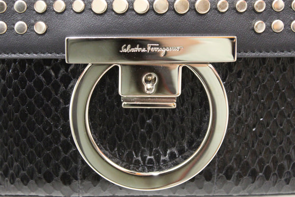 無與倫比的新Salvatore Ferragamo Gancini Lock lock lock螺柱皮革和Python Crossbody Bag