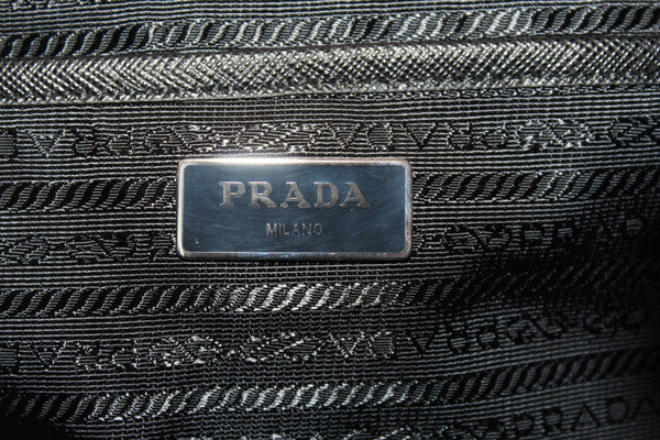 新的Prada Black Nylon和銀硬件背包