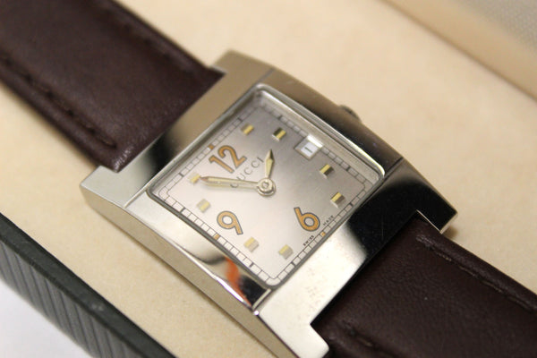 Gucci 7700L 銀色錶盤棕色皮革錶帶日期方形石英手錶