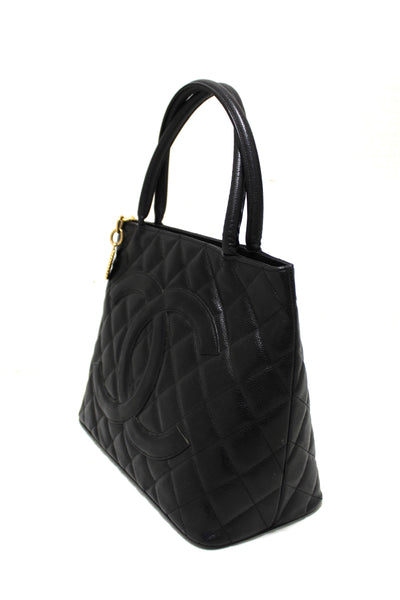 Chanel 黑色絎縫魚子醬皮革徽章手提包