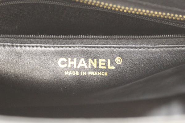 Chanel 黑色絎縫魚子醬皮革徽章手提包