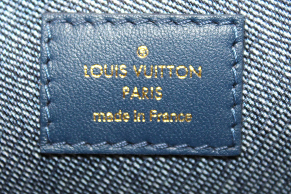Louis Vuitton 牛仔布藍色小羊皮壓花花押字 Coussin 小號包
