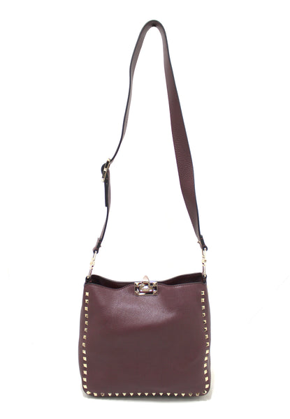 valentino garavani burgandy pebbled leather rockstud flip-lock messenger bag | Shop Now at Italystation.com