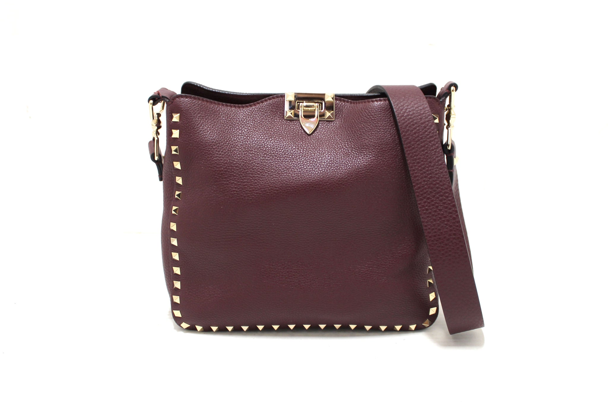 valentino garavani burgandy pebbled leather rockstud flip-lock messenger bag | Shop Now at Italystation.com