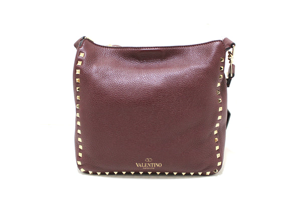 valentino garavani burgandy pebbled leather rockstud flip-lock messenger bag | Shop Now at Italystation.com