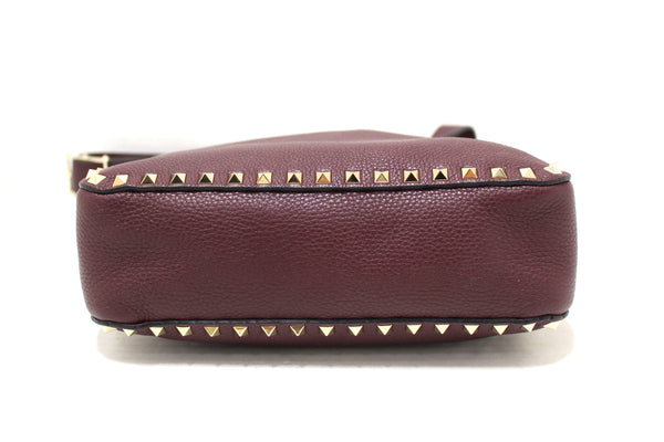 valentino garavani burgandy pebbled leather rockstud flip-lock messenger bag | Shop Now at Italystation.com