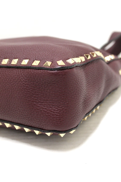 valentino garavani burgandy pebbled leather rockstud flip-lock messenger bag | Shop Now at Italystation.com