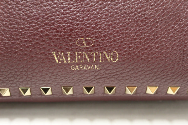 valentino garavani burgandy pebbled leather rockstud flip-lock messenger bag | Shop Now at Italystation.com