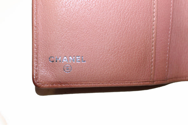 香奈兒（Chanel）粉紅色小牛皮瓣山茶花錢包