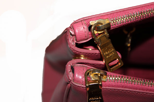 Prada Pink Saffiano Lux皮革中型雙拉鍊手提袋