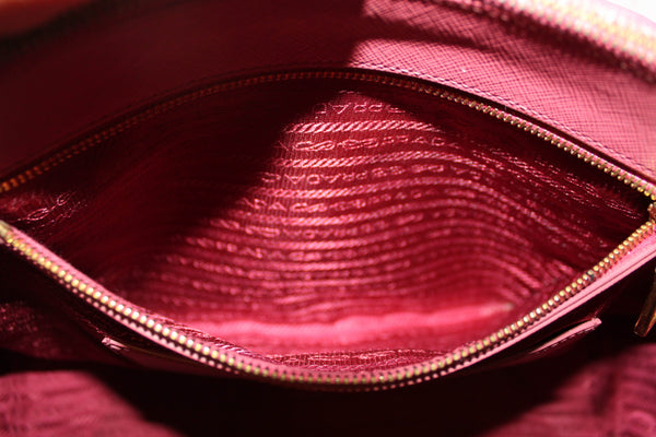 Prada Pink Saffiano Lux皮革中型雙拉鍊手提袋