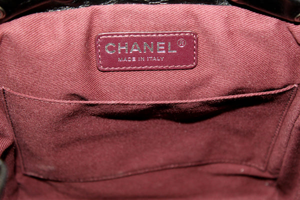 Chanel 黑色絎縫小牛皮小號 Salzburg Mountain 背包