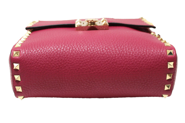 新的Valentino Garavani粉紅色鵝卵石小牛岩石鎖鎖襟翼Messenger Bag