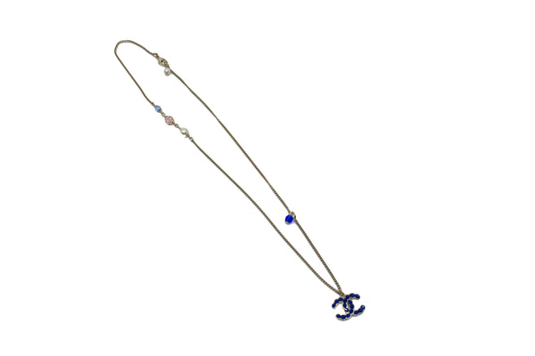 Chanel AB0837Y47509 CC藍色串珠鑲嵌徽標，帶有多珠的SIL Blue / Z8937項鍊SHW