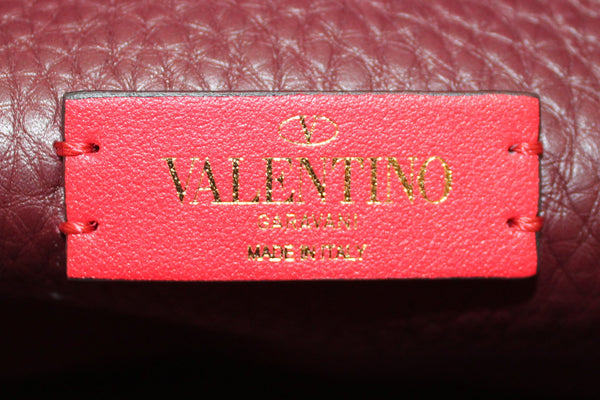新的Valentino Garavani Burgundy Pebbleed Calfskin Rockstud Haftmoon鞍袋
