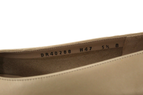 新的Salvatore Ferragamo Beige Calef Leather Pumps尺寸5.5b