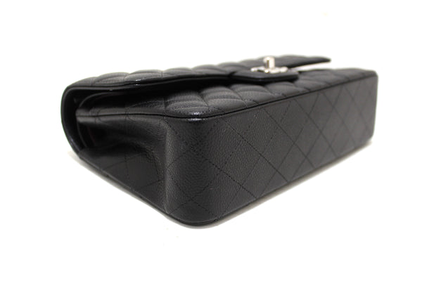 Chanel 經典黑色絎縫魚子醬皮革經典中型雙蓋包