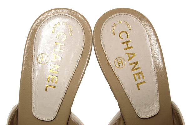全新 Chanel 香奈兒米色皮革旋鎖 CC 標誌穆勒帶滑跟涼鞋 40