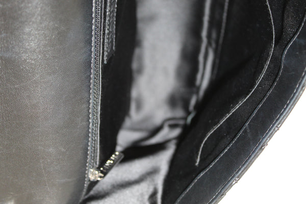 香奈兒黑色縫的小羊皮輕鬆攜帶巨型襟翼袋