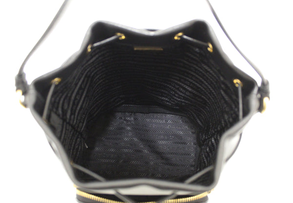 新的Prada黑色小牛皮二重奏拉鍊桶質袋1BH038