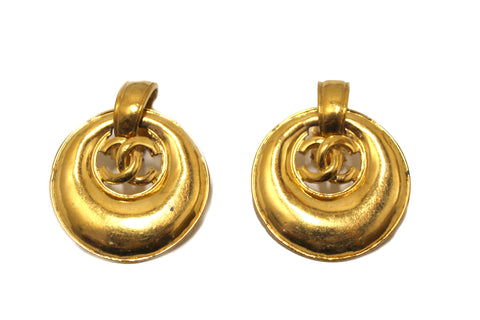 Chanel Vintage Gold Big Round CC徽標夾在耳環上