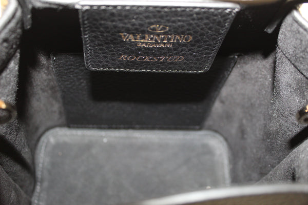 全新 Valentino Garavani 黑色 Rockstud 粒面小牛皮斜背包