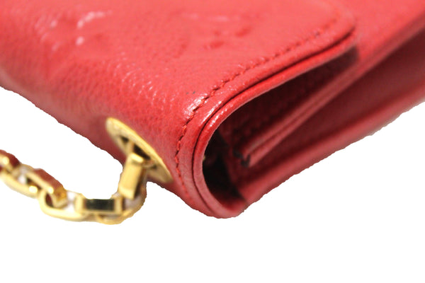 路易·威登（Louis Vuitton）紅色empreinte皮革Saint-Germain Pochette與鏈條