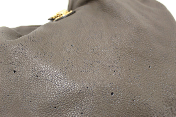路易威登（Louis Vuitton）灰色穿孔皮革Mahina XL Hobo肩帶