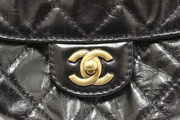Chanel 黑色做舊小牛皮絎縫迷你半月形包