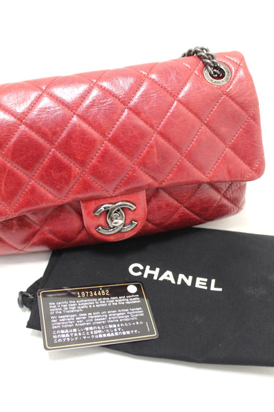 香奈兒（Chanel）紅色老化小牛皮皮革quilted中型絨毛肩袋