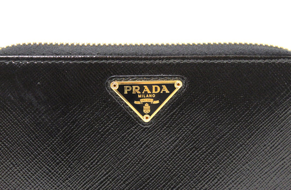 Prada黑色專利Saffiano皮革拉鍊周圍的錢包