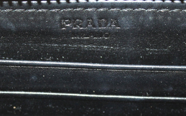 Prada黑色專利Saffiano皮革拉鍊周圍的錢包