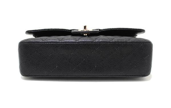 Chanel 經典黑色絎縫魚子醬皮革經典中型雙蓋包