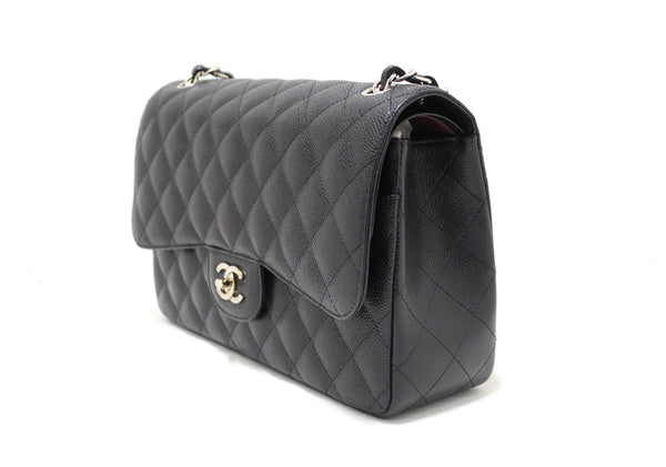 Chanel 黑色絎縫魚子醬皮革經典巨型雙蓋包