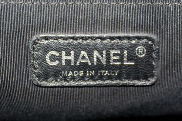 Chanel 黑色絎縫小牛皮舊中型男孩單肩包