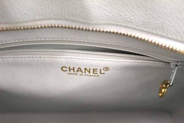 Chanel 淺藍色魚子醬皮革徽章單肩托特包