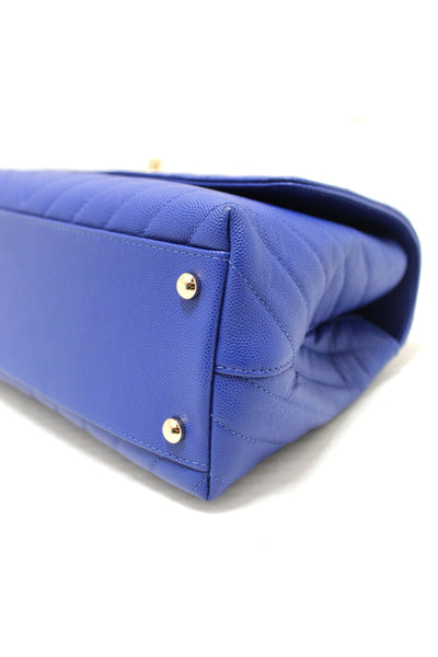 Chanel 藍色 V 型魚子醬皮革中型 CoCo 手把蓋蓋包