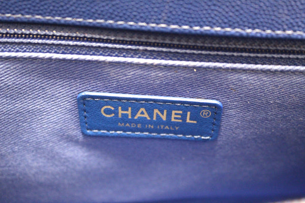 Chanel 藍色 V 型魚子醬皮革中型 CoCo 手把蓋蓋包