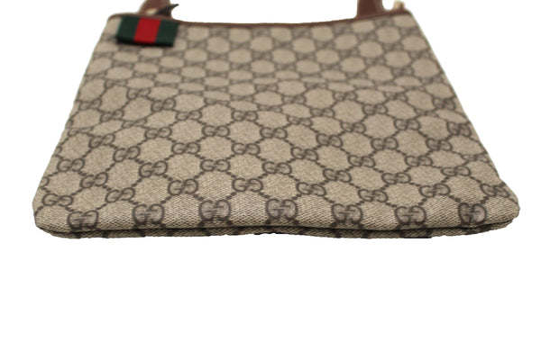 新的Gucci Brown GG塗層帆布小型越野袋